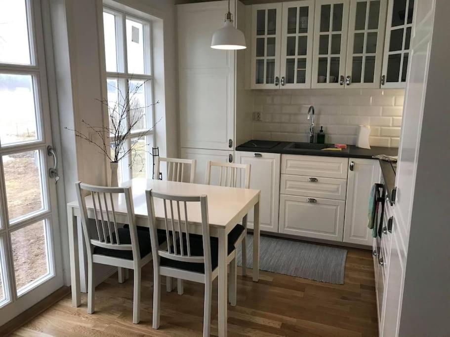 Mysig Stuga Med Sjoetomt, Naera Jaervsoebacken Exteriör bild